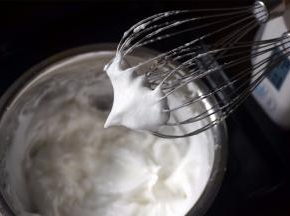 蛋清加入细砂糖，打发至湿性发泡状态（大湾沟）。