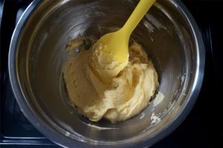 拌至无干粉状态，放置一旁备用。