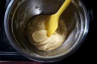 拌好的面糊不稀不稠，非常的轻盈，比蛋糕糊稍微稠一些。