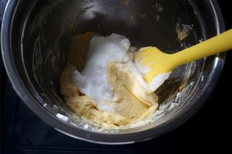 将蛋白糊分次加入到蛋黄糊中，切拌混合。