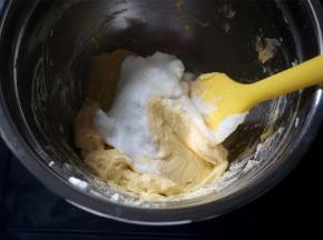 将蛋白糊分次加入到蛋黄糊中，切拌混合。