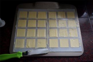 在不粘无边烤盘上，放上硅胶模具，然后倒入面糊，抹平整。