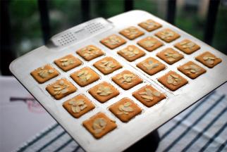 放入预热好的烤箱中层130度上下火烘烤20分钟左右至表面金黄，出炉。