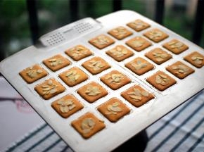 放入预热好的烤箱中层130度上下火烘烤20分钟左右至表面金黄，出炉。