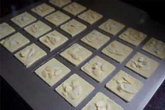 移开模具，在饼坯上放上杏仁片。