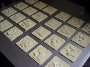 移开模具，在饼坯上放上杏仁片。