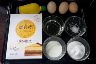 6寸戚风蛋糕食材：戚风蛋糕粉50克，鸡蛋3个，玉米油（或色拉油）33克，牛奶（或水）20克，盐1克，细砂糖46克，柠檬汁2克。