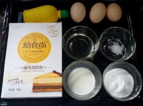 6寸戚风蛋糕食材：戚风蛋糕粉50克，鸡蛋3个，玉米油（或色拉油）33克，牛奶（或水）20克，盐1克，细砂糖46克，柠檬汁2克。