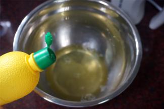 打发蛋白：蛋白加入2克柠檬汁，1克盐，33克的细砂糖（分三次加入），低速打发至粗泡状态。