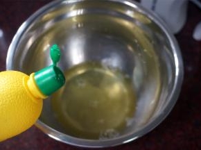 打发蛋白：蛋白加入2克柠檬汁，1克盐，33克的细砂糖（分三次加入），低速打发至粗泡状态。