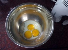 制作面糊：蛋黄中加入13克细砂糖，20克纯牛奶或清水，33克玉米油，拌至糖融化。