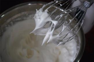 然后转为中速，打发至中性发泡（倒置容器，蛋白不流出）。