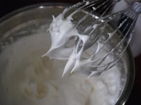 然后转为中速，打发至中性发泡（倒置容器，蛋白不流出）。