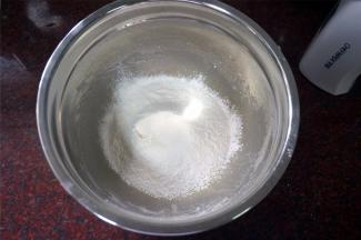 然后筛入戚风蛋糕粉，拌至无干粉状态。