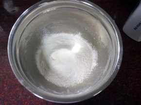 然后筛入戚风蛋糕粉，拌至无干粉状态。