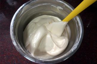 然后将其倒入剩余的蛋白糊中，拌均匀，如图。