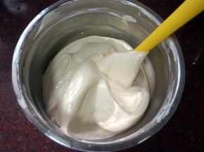 然后将其倒入剩余的蛋白糊中，拌均匀，如图。