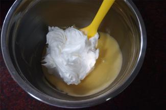 将三分之一的蛋白糊加入到蛋黄糊中，切拌均匀。