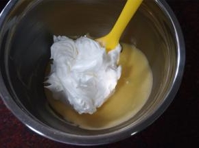 将三分之一的蛋白糊加入到蛋黄糊中，切拌均匀。