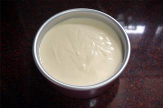 面糊倒入6寸的圆形活底蛋糕模具中，震荡出大气泡。