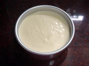 面糊倒入6寸的圆形活底蛋糕模具中，震荡出大气泡。