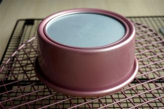 出炉后震荡两下，然后倒扣冷却。