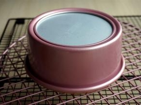 出炉后震荡两下，然后倒扣冷却。