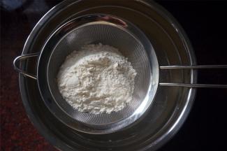 筛入美玫低筋粉。