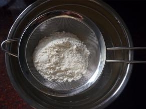 筛入美玫低筋粉。