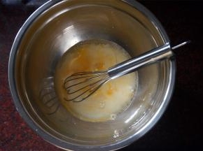 将3个蛋黄，30克液态黄油，40克牛奶同放入打蛋盆，搅拌均匀。