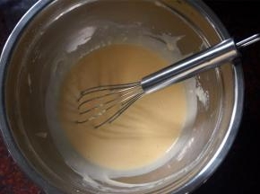 拌成顺滑无颗粒的蛋黄糊，放置一旁备用。