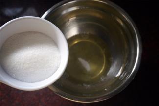 蛋白中放入0.5克食盐，分三次放入细砂糖，进行打发。