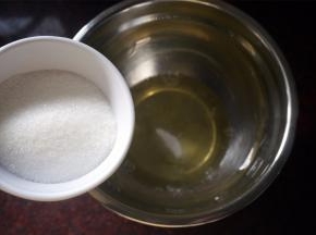 蛋白中放入0.5克食盐，分三次放入细砂糖，进行打发。