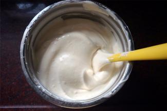 将蛋白糊和蛋黄糊切拌混合成顺滑的蛋糕糊。