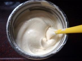 将蛋白糊和蛋黄糊切拌混合成顺滑的蛋糕糊。