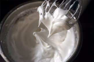 打发至偏干性发泡，如图。