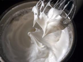 打发至偏干性发泡，如图。