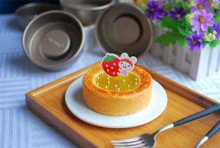 待布丁液凝结后，用糖珠和卡片装饰即可。