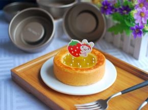 待布丁液凝结后，用糖珠和卡片装饰即可。