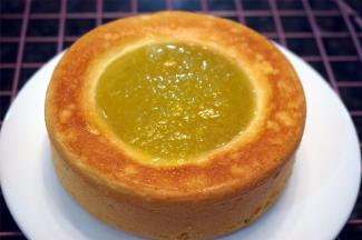 出炉后将蛋糕倒扣，冷却后脱模。150克纯净水加热后放入30克布丁粉，拌均匀，然后加入50克芒果泥拌均匀。布丁液冷却至60度左右时倒入蛋糕凹位中。