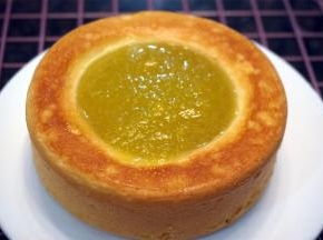 出炉后将蛋糕倒扣，冷却后脱模。150克纯净水加热后放入30克布丁粉，拌均匀，然后加入50克芒果泥拌均匀。布丁液冷却至60度左右时倒入蛋糕凹位中。