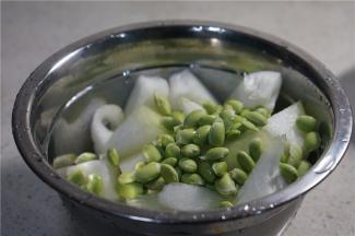 将青豆洗好，冬瓜去皮切块。