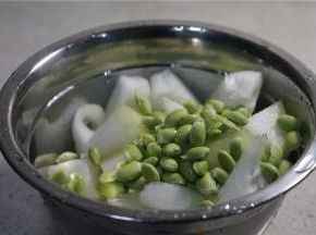 将青豆洗好，冬瓜去皮切块。