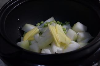 将食材入电炖锅，加入姜片。