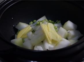 将食材入电炖锅，加入姜片。