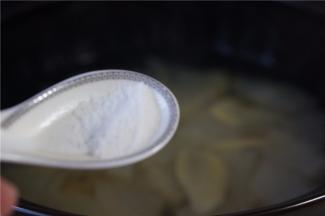 煮制好后加入适量的细盐调味即可。