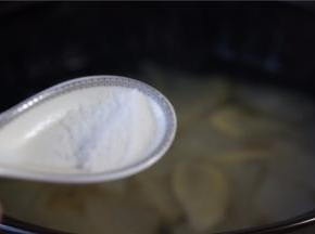 煮制好后加入适量的细盐调味即可。