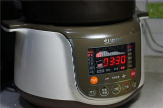 预约好时间，就可以进行煲汤煮制了。