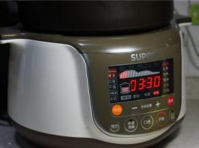 预约好时间，就可以进行煲汤煮制了。