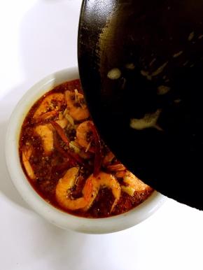 把油淋入碗里，听着热油的滋滋声，这红艳油亮的汤汁、诱人的辣椒和个头超大的虾，看得人移不开眼睛！
